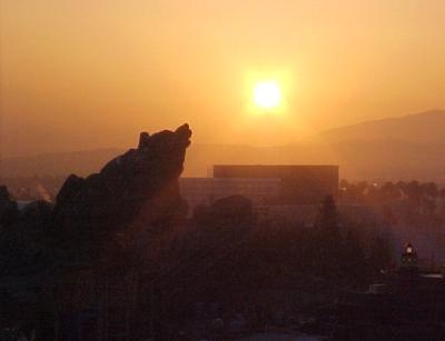 GrizzlySunrise.jpg (8268 bytes)