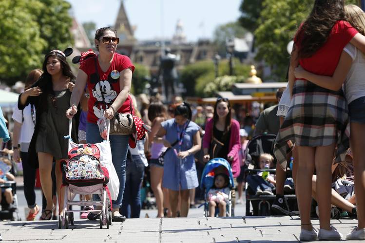 BN-KP372_DISNEY_P_20151002194209