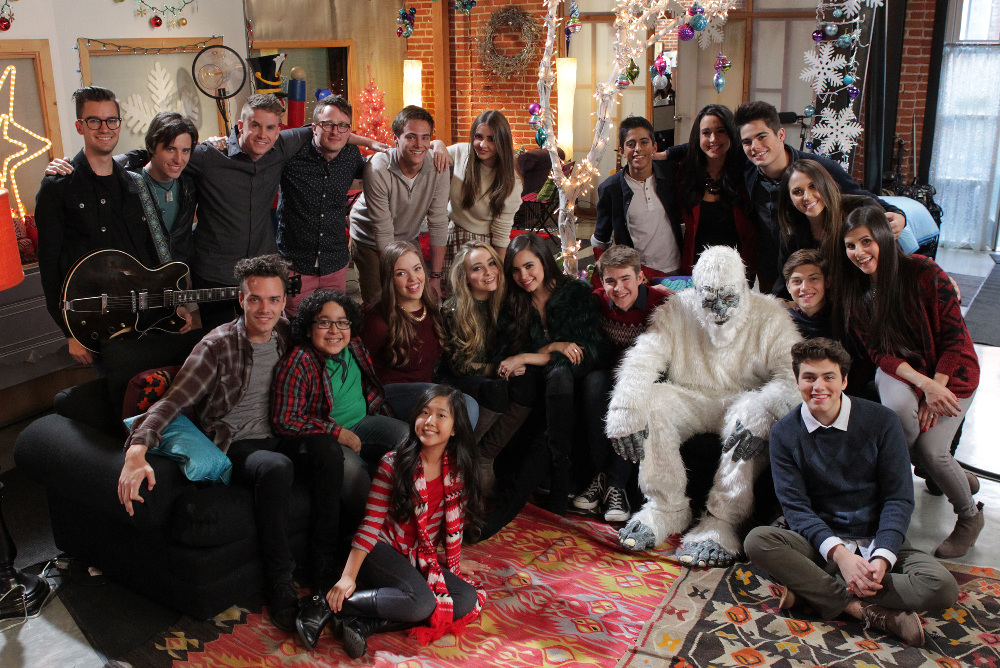 BACK ROW: TYLER SPRY, MATTHEW JORDAN, GRIFFIN WRIGHT, NATE BOSLEY, KEVIN G. QUINN, SARAH CARPENTER, KARAN BRAR, ALEX SCHIFFMAN, EMERY KELLY, BROOKE TAYLOR; FRONT ROW: ELAN MCNEELZ, NATHAN ARENAS, NINA LU, MIRANDA MAY, SABRINA CARPENTER, SOFIA CARSON, GUS KAMP, YETI, RICK GARCIA, CANDICE HUCKEBA, LIAM ATTRIDGE