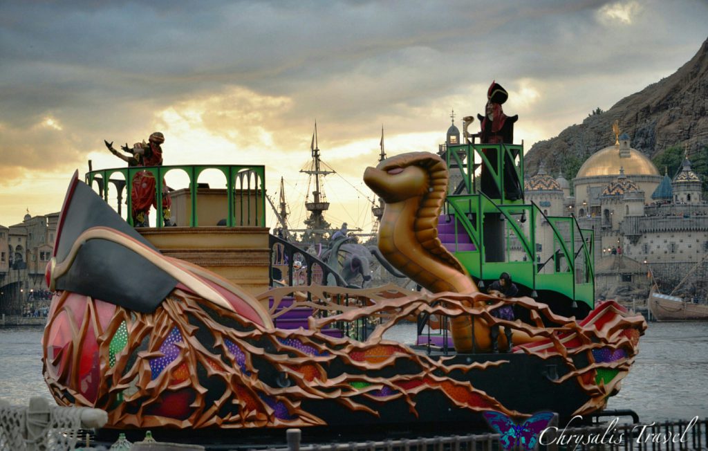 11-villains-world-jafar-boat