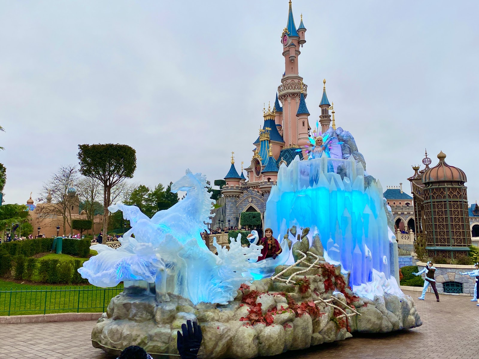 Terug, terug, terug deel oosters Draak A Frozen Celebration Comes to Disneyland Paris