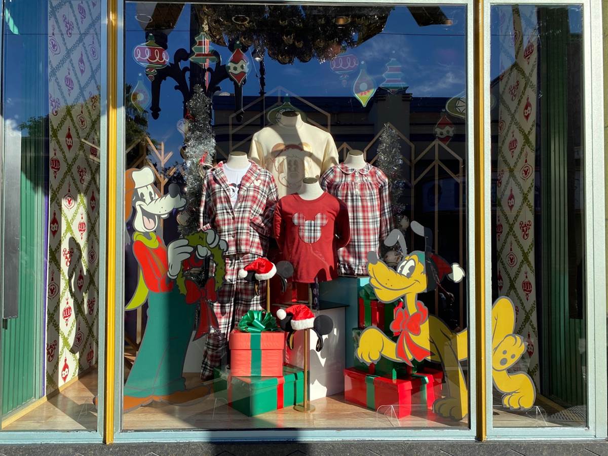 Christmas Cavalcade, Avengers Assemble for the Holidays, 2022 Merchandise  Arrives, and More – Disneyland Resort Photo Report (12/2/21) - Disneyland  News Today