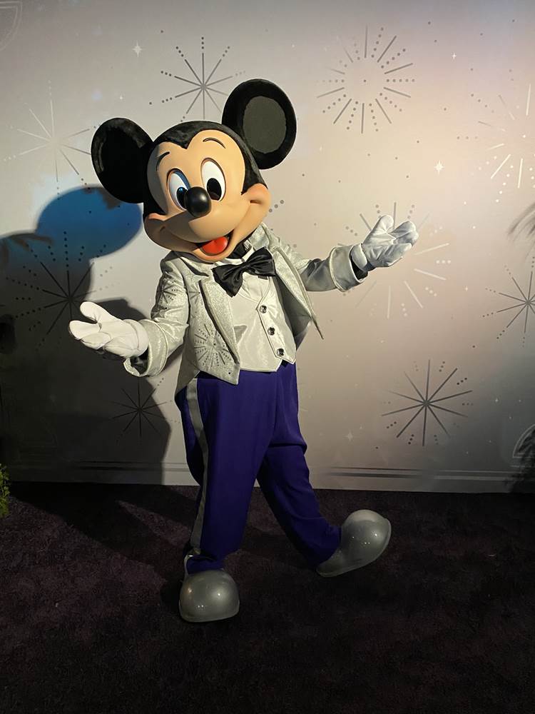 PHOTOS, VIDEO: Meet Mickey and Minnie in Their Platinum Disney100