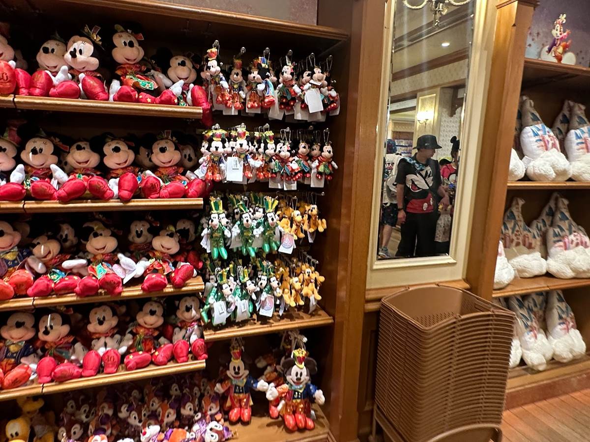 Asking the Merchandise Staff: 33 Must-Have Souvenirs from Tokyo Disneyland!