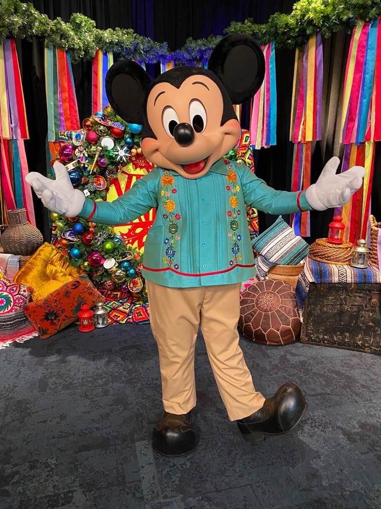 Photos: Mickey and the Gang Debut New Holiday Costumes at the ...